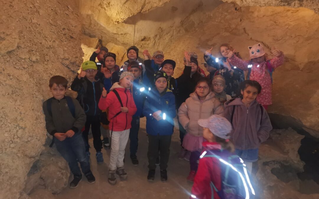 Přípravné třídy na vlastivědné exkurzi v jeskyni Na Turoldu