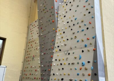 Školní venkovní sportoviště – horolezecká stěna