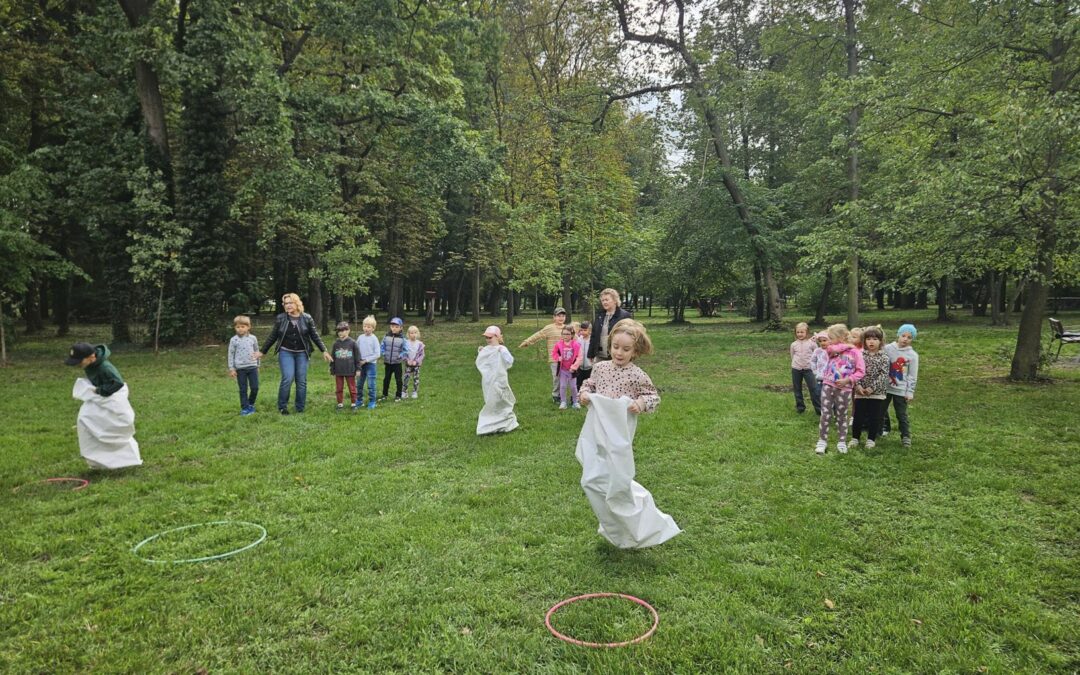 0. A, 0. B :Pohybové dopoledne v parku